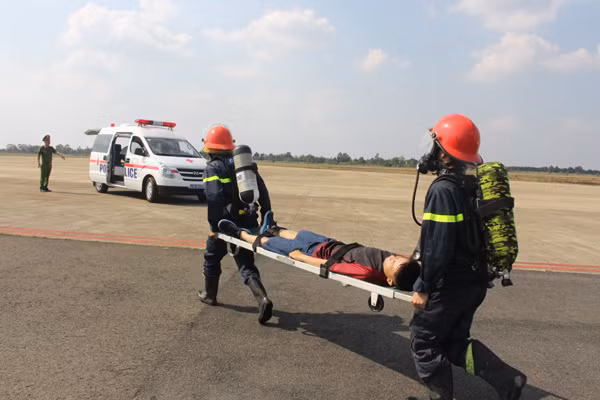 Đưa người bị nạn đi cấp cứu.