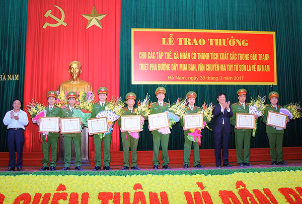 Đồng chí Phạm Sỹ Lợi – Phó Bí thư thường trực Tỉnh ủy, Chủ tịch HĐND tỉnh; đồng chí Trương Minh Hiến – Phó Chủ tịch UBND tỉnh trao thưởng 100 triệu đồng và tặng Bằng khen của UBND tỉnh Hà Nam cho Công an Hà Nam và Cục Cảnh sát điều tra tội phạm về ma túy, Bộ Công an.