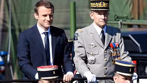 Tổng thống Pháp Emmanuel Macron và Tổng Tham mưu trưởng Pierre de Villiers trong lễ duyệt binh nhân Quốc khánh 14-7-2017.