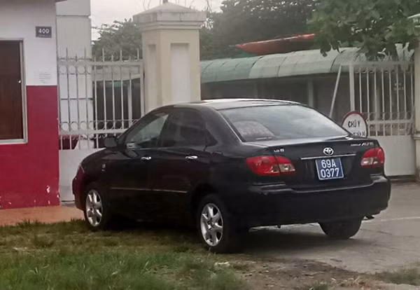 Xe ô tô biển số xanh đến Trường Cao đẳng Cộng đồng Sóc Trăng đón ông Giang về Cà Mau.