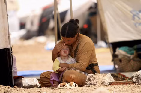 Một phụ nữ Yazidi và con của cô.