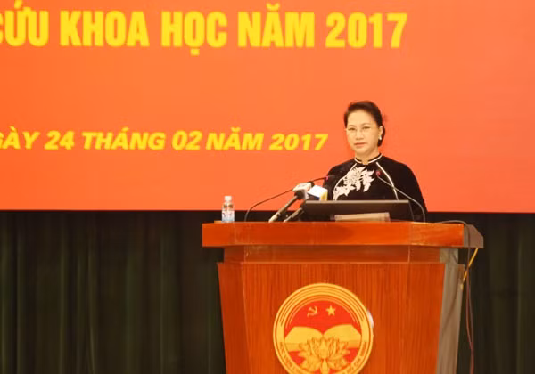 Chủ tịch Quốc hội Nguyễn Thị Kim Ngân nói chuyện với cán bộ nghiên cứu giảng dạy của Học viện Chính trị Quốc gia Hồ Chí Minh về những điểm mới trong Hiến pháp 2013.
