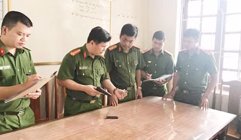 Cơ quan Công an đang trao đổi và tìm đấu vết trên khẩu sung gây án…