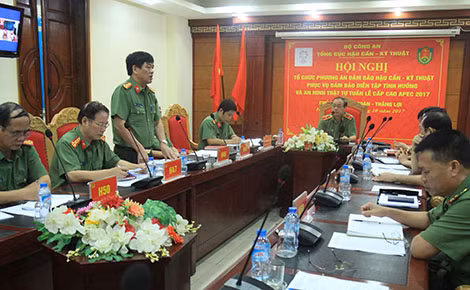 Đại diện các Cục chức năng báo cáo với Thiếu tướng Nguyễn Tất Lợi về tiến độ chuần bị và triển khai phương án đảm bảo hậu cần kỹ thuật thuộc phạm vi được giao