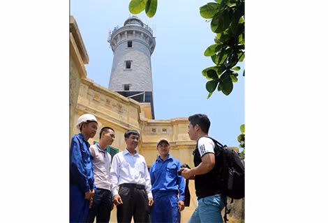 Phóng viên Báo CAND tác nghiệp cùng với công nhân Trạm Hải đăng Long Châu.