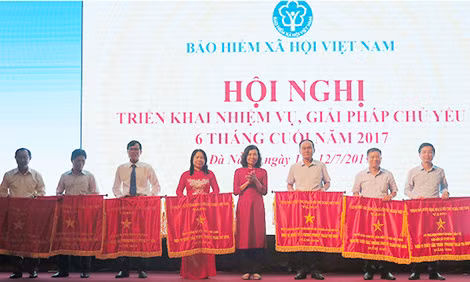 Đồng chí Nguyễn Thị Minh, Thứ trưởng, Tổng Giám đốc Bảo hiểm xã hội Việt Nam trao thưởng cho các đơn vị tại Hội nghị.