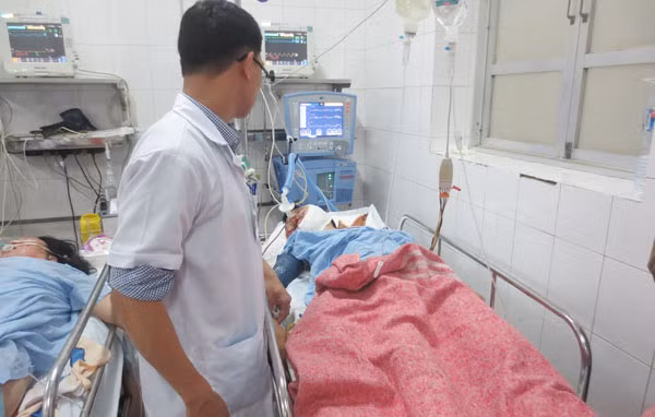 Một ca bị đa chấn thương cấp cứu tại Bệnh viện Việt Đức do trước đó sử dụng rượu bia điều khiển môtô tự gây tai nạn. Một ca bị đa chấn thương cấp cứu tại Bệnh viện Việt Đức do trước đó sử dụng rượu bia điều khiển môtô tự gây tai nạn.