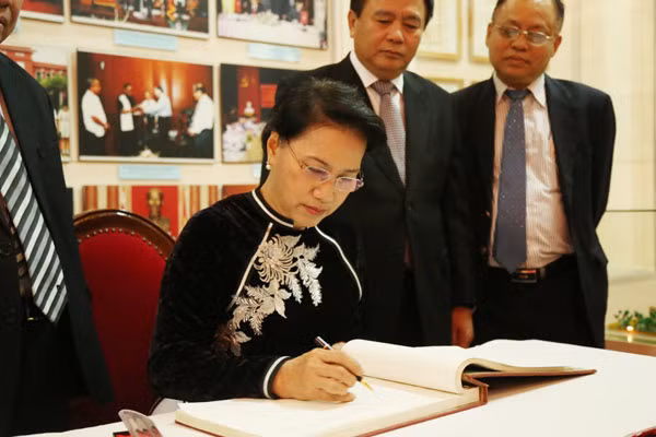 Chủ tịch Quốc hội Nguyễn Thị Kim Ngân thăm phòng truyền thống của Học viện.