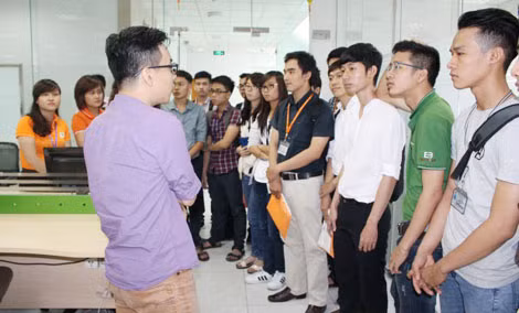Sinh viên trường ĐH Tôn Đức Thắng TP Hồ Chí Minh trong một lần đi thực tế để được trải nghiệm về nghề nghiệp.