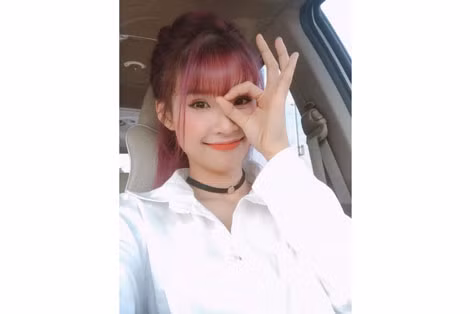 Ca sĩ Khởi My thường livestream hàng ngày để trò chuyện với người hâm mộ.
