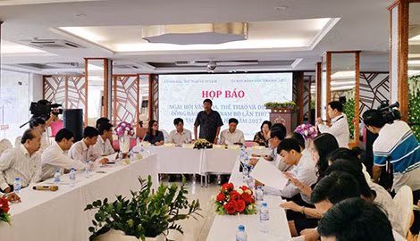 Ban tổ chức trả lời các câu hỏi của phóng viên tại buổi họp báo.