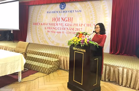 Đồng chí Nguyễn Thị Minh, Thứ trưởng, Tổng Giám đốc Bảo hiểm xã hội Việt Nam phát biểu tại Hội nghị.