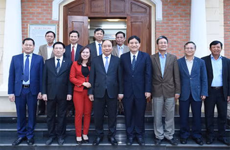 Thủ tướng chụp ảnh cùng cán bộ, nhân viên Thư viện Làng Sen.