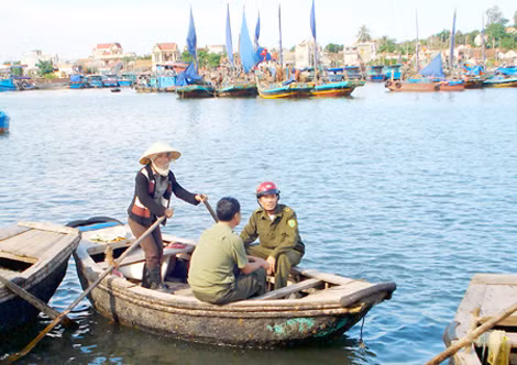 Tổ thuyền an ninh trật tự tuần tra đảm bảo an ninh trên biển khu kinh tế Nghi Sơn.