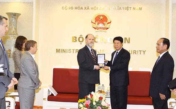 Thứ trưởng Bùi Văn Nam tặng quà lưu niệm cho ông John Brennan