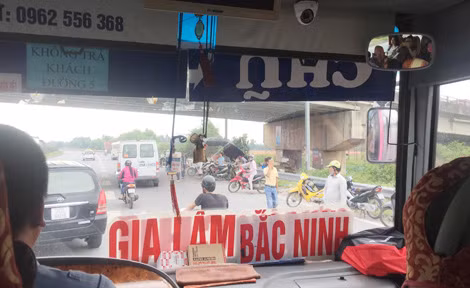 Gầm cầu vượt song trên cao tốc Hà Nội-Bắc Giang là nơi các xe khách hay dừng đón trả khách.