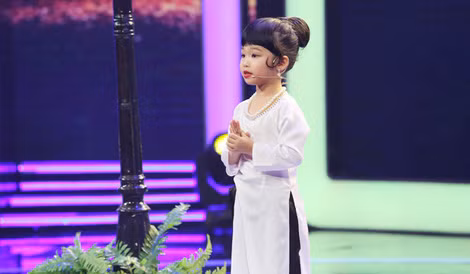 Bé Quế Anh 4 tuổi trong tạo hình MC - nhà báo Trác Thúy Miêu trong chương trình "Biệt tài tí hon" lên sóng VTV3 thời gian vừa qua.