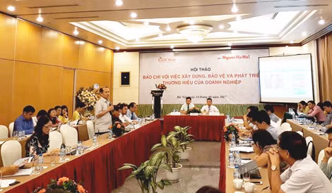 Hội thảo có sự tham gia của nhiều nhà báo, doanh nhân và đại diện cơ quan quản lý báo chí.