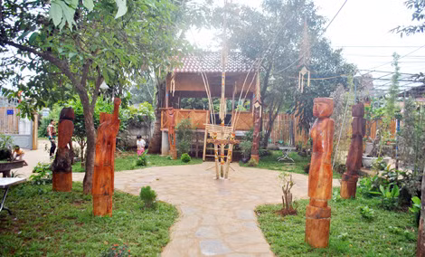Một góc không gian tượng nhà mồ trong khuôn viên nhà NNƯT Ksor Hnao.