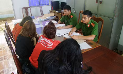 Công an huyện Đak Mil làm việc với các đối tượng có biểu hiện sử dụng ma túy tại quán karaoke.
