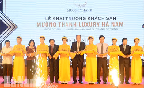 Các đại biểu thực hiện nghi lễ khai trương. Các đại biểu thực hiện nghi lễ khai trương.