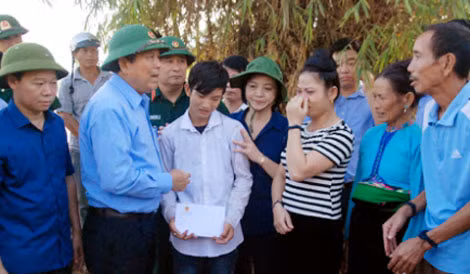 Phó Thủ tướng Thường trực Trương Hòa Bình thăm hỏi, động viên và chia sẻ mất mát với gia đình gặp nạn. Ảnh: VGP/Lê Sơn