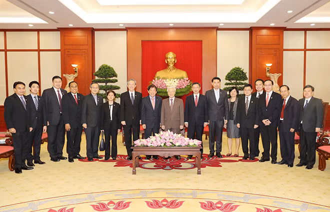 Tổng Bí thư Nguyễn Phú Trọng và Chủ tịch Đảng Hành động Nhân dân Singapore Khô Bun Oan với các đại biểu. Ảnh: TTXVN