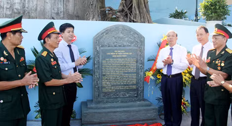 Bia lưu niệm địa điểm Binh đoàn Than xuất quân.