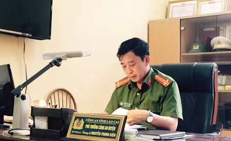 Trung tá Nguyễn Trung Kiên bên tập hồ sơ. Trung tá Nguyễn Trung Kiên bên tập hồ sơ.