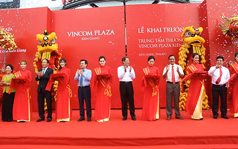 Cắt băng khai trương Trung tâm thương mại Vincom Palaza Rạch Giá