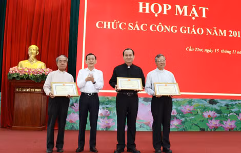 Chủ tịch UBND TP Cần Thơ trao tặng Bằng khen cho các vị chức sắc Công giáo có thành tích xuất sắc trong công tác đảm bảo ANTT.