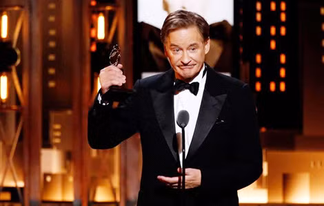 Nam diễn viên Kevin Kline nhận giải “Nam diễn viên chính xuất sắc nhất thể loại kịch nói”. Nam diễn viên Kevin Kline nhận giải “Nam diễn viên chính xuất sắc nhất thể loại kịch nói”.