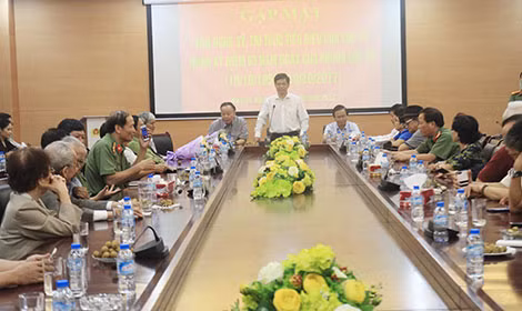 Giám đốc Công an TP Hà Nội, Thiếu tướng Đoàn Duy Khương báo cáo tình hình ANTT Thủ đô và cảm ơn các văn nghệ sĩ, trí thức Thủ đô đã có nhiều đóng góp, giúp đỡ lực lượng Công an Thủ đô