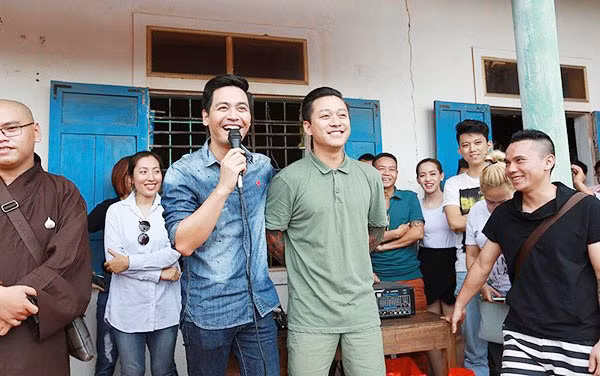 MC Phan Anh và ca sĩ Tuấn Hưng trong một chuyến làm từ thiện.