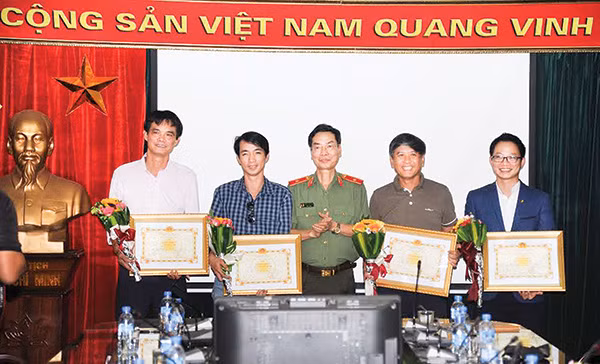 Thiếu tướng Phạm Văn Miên, Tổng Biên tập Báo CAND chúc mừng các tác giả đoạt giải cuộc thi ảnh: “Vì bình yên cuộc sống”.