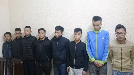 8 đối tượng tham gia đua xe.