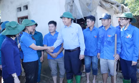 Phó Thủ tướng Trương Hòa Bình động viên các lực lượng tham gia khắc phục hậu quả mưa lũ.