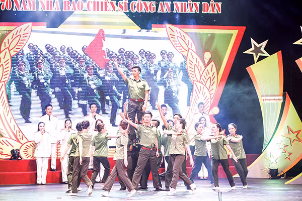 Một tiết mục văn nghệ trong chương trình nghệ thuật “70 năm Nhà báo - chiến sĩ CAND”.