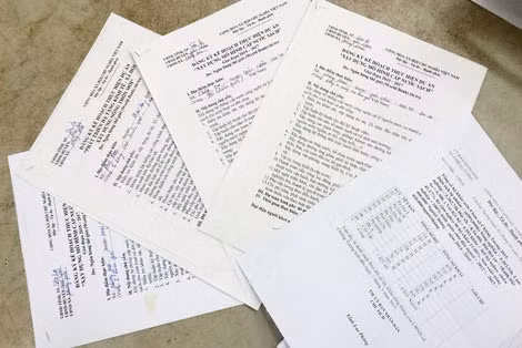 Một số giấy tờ, tài liệu Tùng dùng để lừa đảo mà cơ quan điều tra thu giữ được.