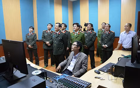 Các đồng chí trong Ban giám đốc Công an tỉnh tham quan Studio.