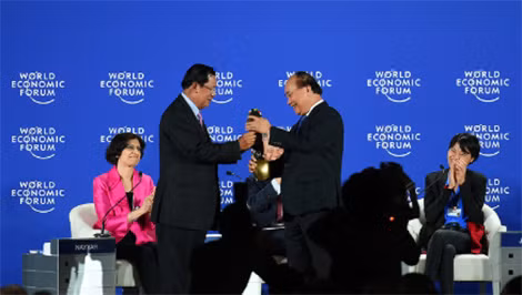 Thủ tướng nhận chuông nước chủ nhà Hội nghị WEF ASEAN 2018 từ Thủ tướng Campuchia Hun Sen. Ảnh: VGP
