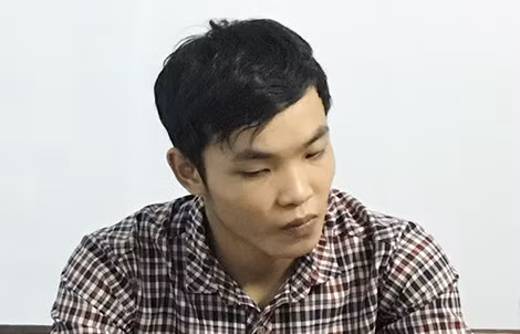 Chân dung gã sinh viên đại học năm 3 cướp tiệm vàng Huỳnh Khắc Vinh bị bắt tại cơ quan CSĐT Công an TP. Đà Nẵng.