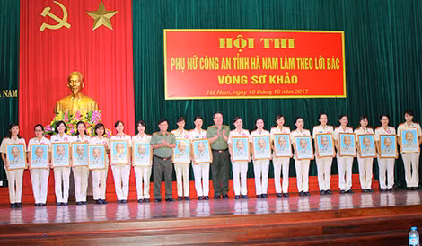 Đại tá Nguyễn Văn Trung - Giám đốc Công an tỉnh và Đại tá Trương Minh Côn – Phó Bí thư Đảng ủy, Phó Giám đốc Công an tỉnh tặng các đội tham gia hội thi bức chân dung Chủ tịch Hồ Chí Minh.