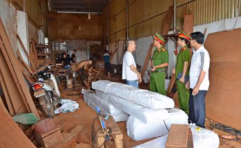Cảnh sát PCCC kiểm tra kết hợp tuyên truyền PCCC tại cơ sở sản xuất đồ gỗ mỹ nghệ tại thị xã Từ Sơn (Bắc Ninh).