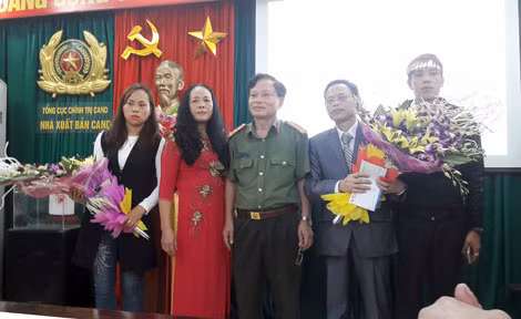 Đại tá, nhà văn Nguyễn Hồng Thái, Giám đốc - Tổng biên tập NXB CAND chụp ảnh lưu niệm với tác giả Nguyễn Đức Nguyên (thứ 2 từ phải sang).