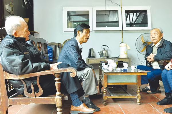 Một buổi sinh hoạt Câu lạc bộ thơ của ông Xuân.