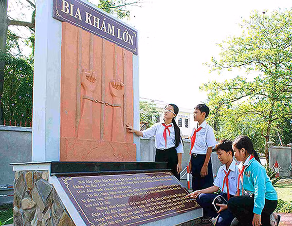 Một buổi tham quan di tích lịch sử của học sinh. (ảnh: Quang Hùng). Một buổi tham quan di tích lịch sử của học sinh. (ảnh: Quang Hùng).