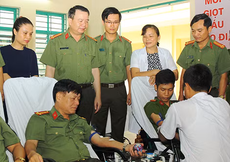 Đại tá Nguyễn Văn Trung, Giám đốc Công an Hà Nam động viên các đồng chí lãnh đạo Công an tỉnh và cán bộ, chiến sỹ tham gia hiến máu tình nguyện.