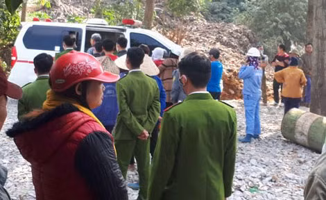 Cơ quan điều tra tiến hành khám nghiệm hiện trường.