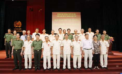 Thiếu tướng Đoàn Duy Khương, Thiếu tướng Bạch Thành Định và các đại biểu tham dự buổi gặp mặt. Thiếu tướng Đoàn Duy Khương, Thiếu tướng Bạch Thành Định và các đại biểu tham dự buổi gặp mặt.